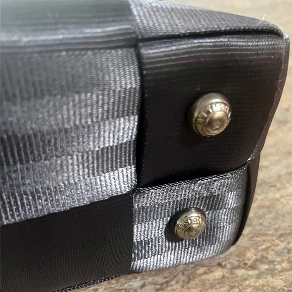 Harveys The Original Seatbelt Bag Silver Shoulder Bag - Picture 11 of 16